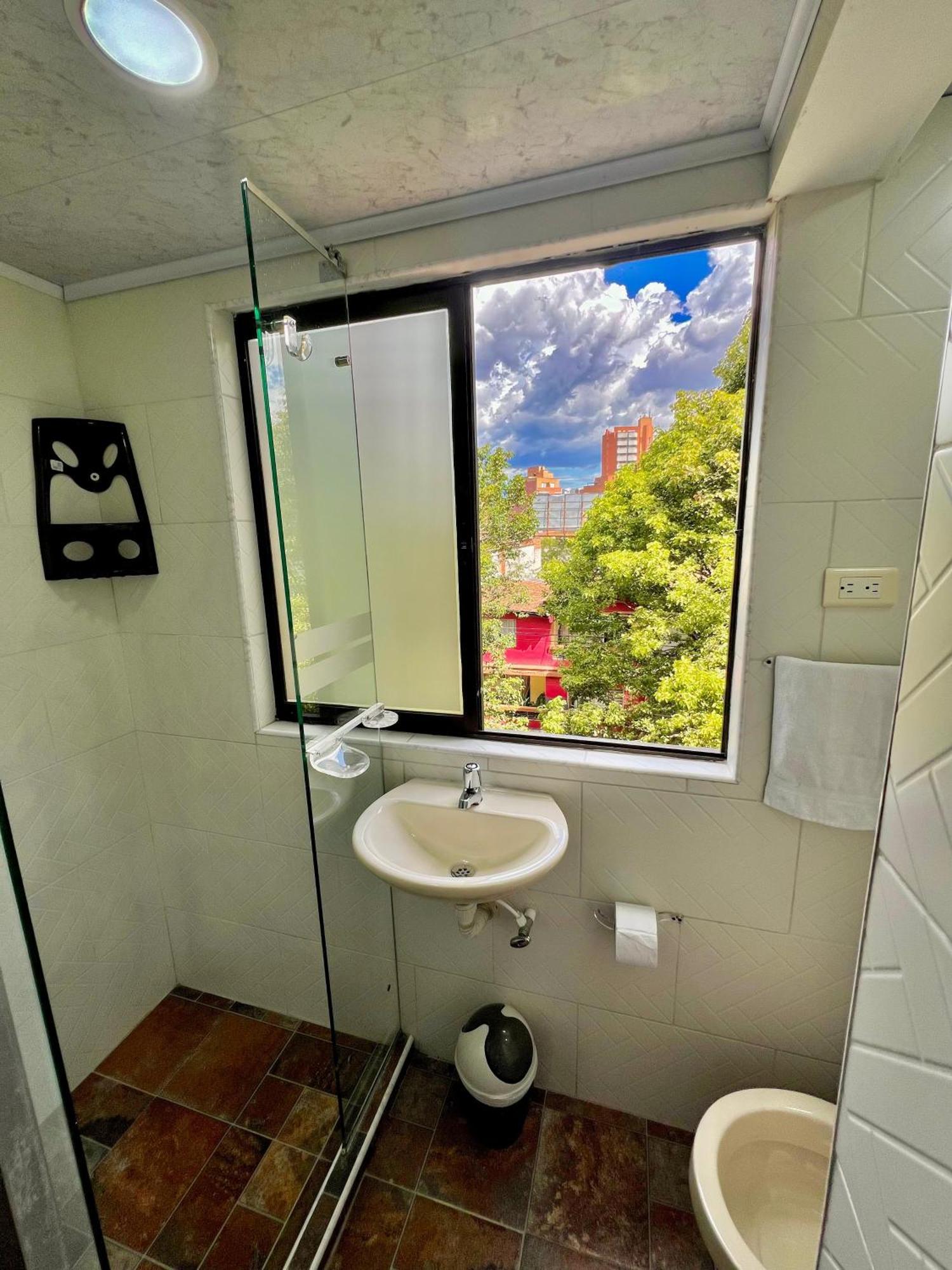 Hotel Torre Primavera Medellin Bagian luar foto